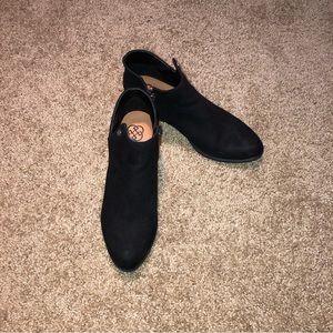 Daisy Fuentes Booties